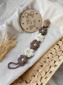 Zawieszka do smoczka szydełkowa Kwiaty BIAŁO BRĄZOWE