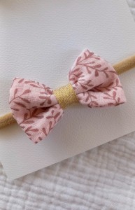 Kokardka muślinowa - GAŁĄZKI NA JASNORÓŻOWYM TLE