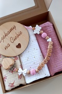 Zawieszka do smoczka drewniana z koralikami silikonowymi i szydełkowymi - jasny róż