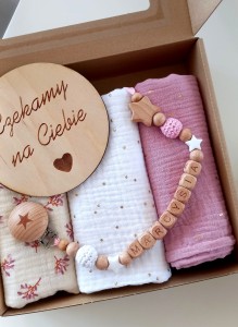 Zawieszka do smoczka drewniana z koralikami silikonowymi i szydełkowymi - GWIAZDKA,  BIAŁO RÓŻOWA