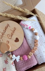 Zawieszka do smoczka drewniana z koralikami silikonowymi i szydełkowymi - KRÓLICZEK- BALETNICA, RÓŻOWA