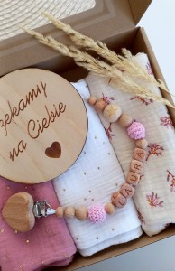 Zawieszka do smoczka drewniana z koralikami szydełkowymi - GWIAZDKA JASNY RÓŻ