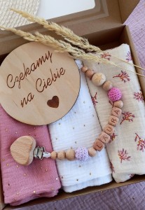 Zawieszka do smoczka drewniana z koralikami szydełkowymi - GWIAZDKA RÓŻOWA, JASNO FIOLETOWA
