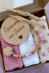 Zawieszka do smoczka drewniana z koralikami szydełkowymi - SERCE JASNO RÓŻOWA, JASNO FIOLETOWA
