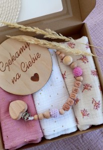 Zawieszka do smoczka drewniana z koralikami szydełkowymi - SERCE RÓŻOWO JASNO FIOLETOWA