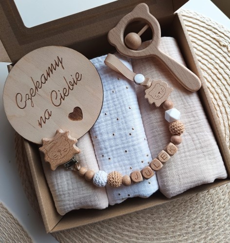 zawieszka drewniana lew biało beżowa.jpg