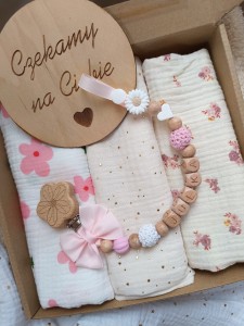 Zawieszka do smoczka drewniana - DAISY I  z kokardką 